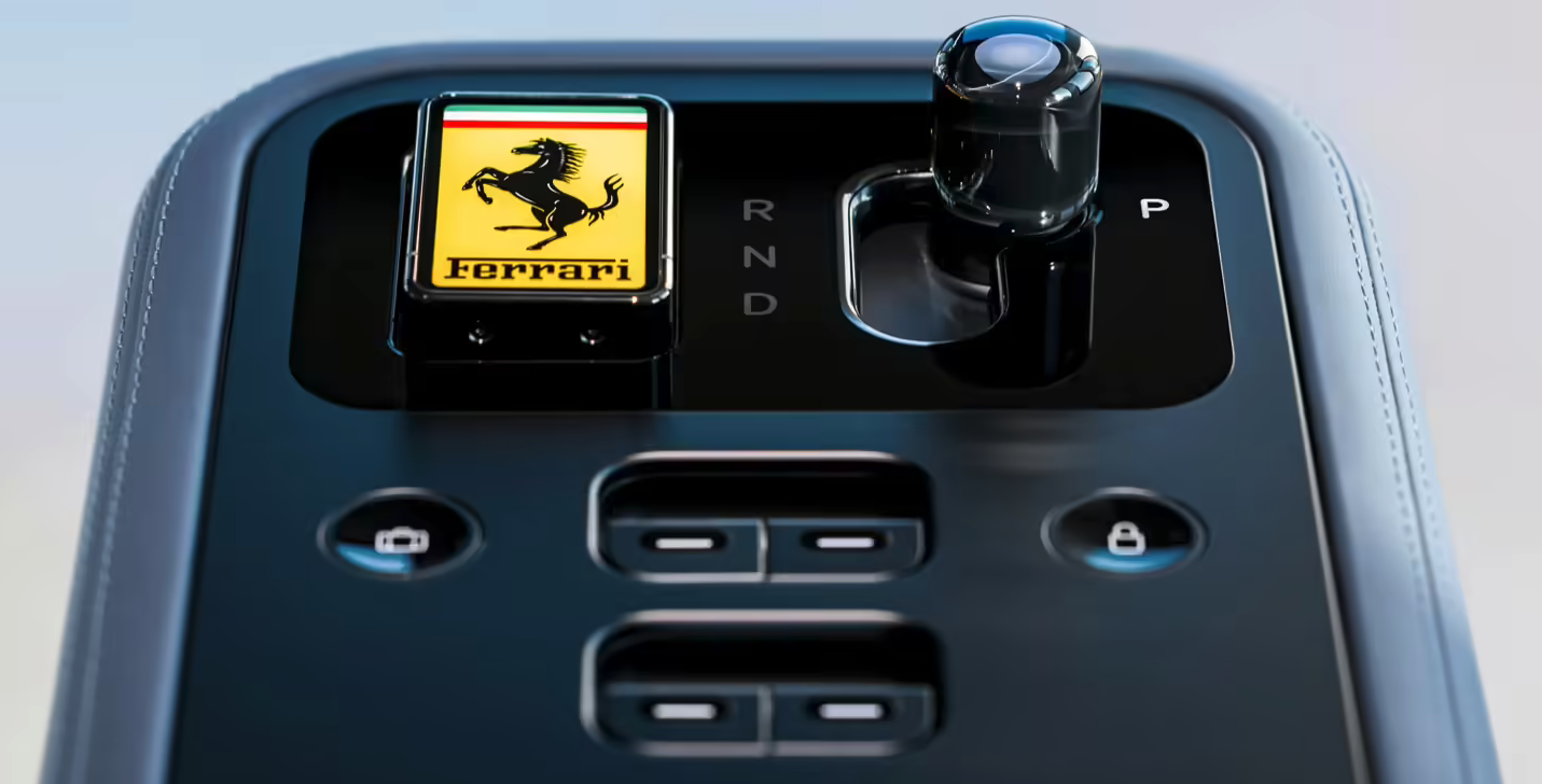 法拉利首款电动车Luce内饰曝光 苹果传奇设计师主导，复古与现代碰撞